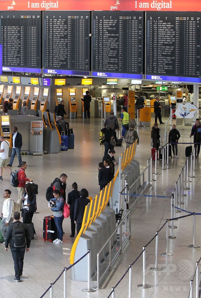 大規模スト実施の独仏、数万人の空港利用客に影響