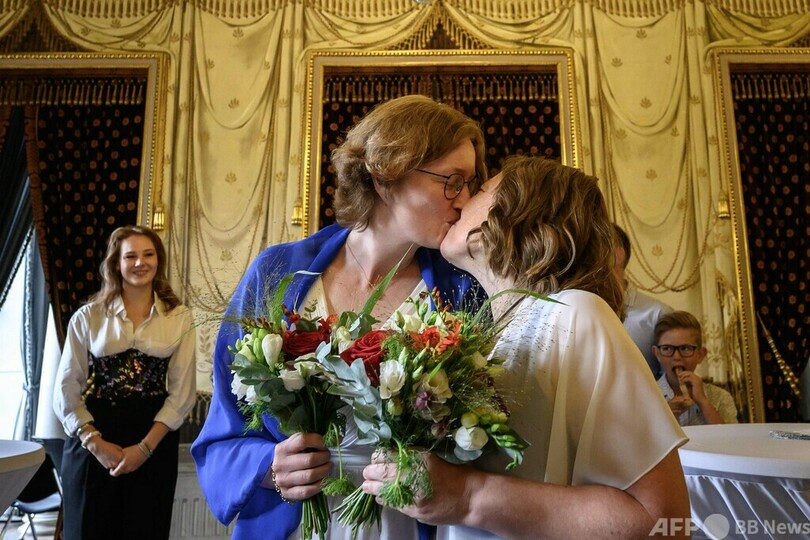 スイスで初の同性婚 喜びの挙式