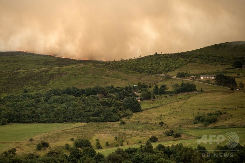 英イングランド北部で異例の規模の原野火災、多数の世帯が避難