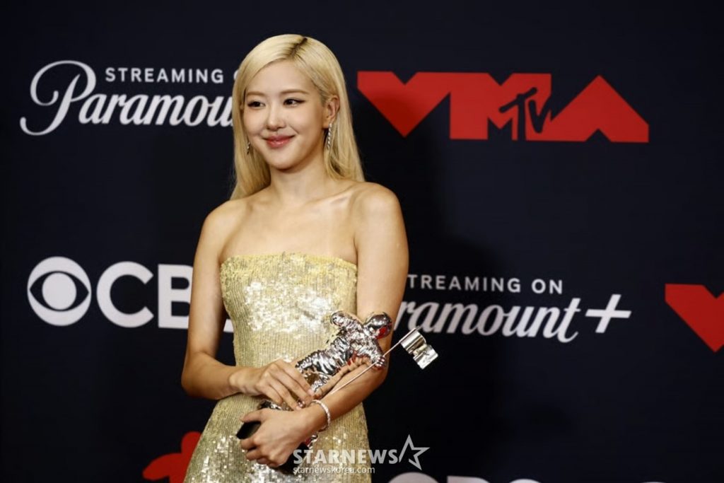 BLACKPINK・ロゼ、「恋人守るため変装デート」秘話を告白…米番組で語る