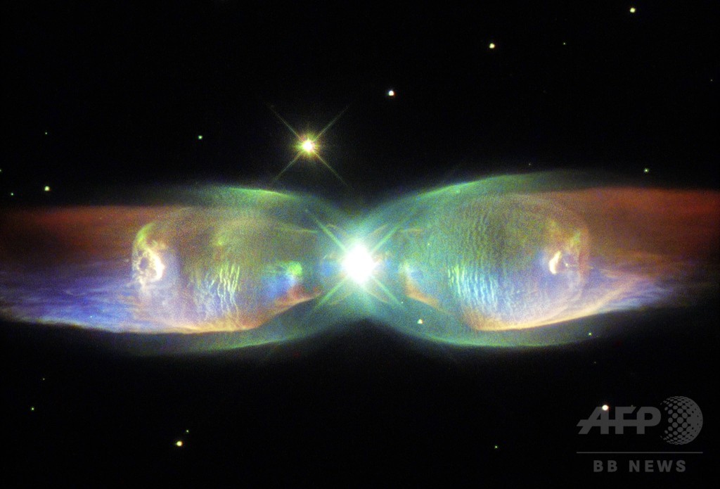 宇宙で羽ばたく「ツインジェット星雲」 宇宙で羽ばたく「ツインジェット星雲」