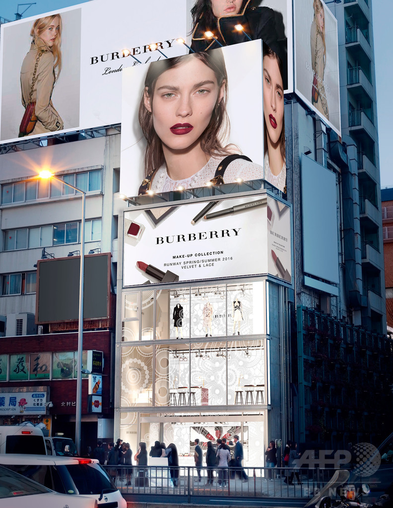 「バーバリー」最新春夏メイクのポップアップ、表参道で