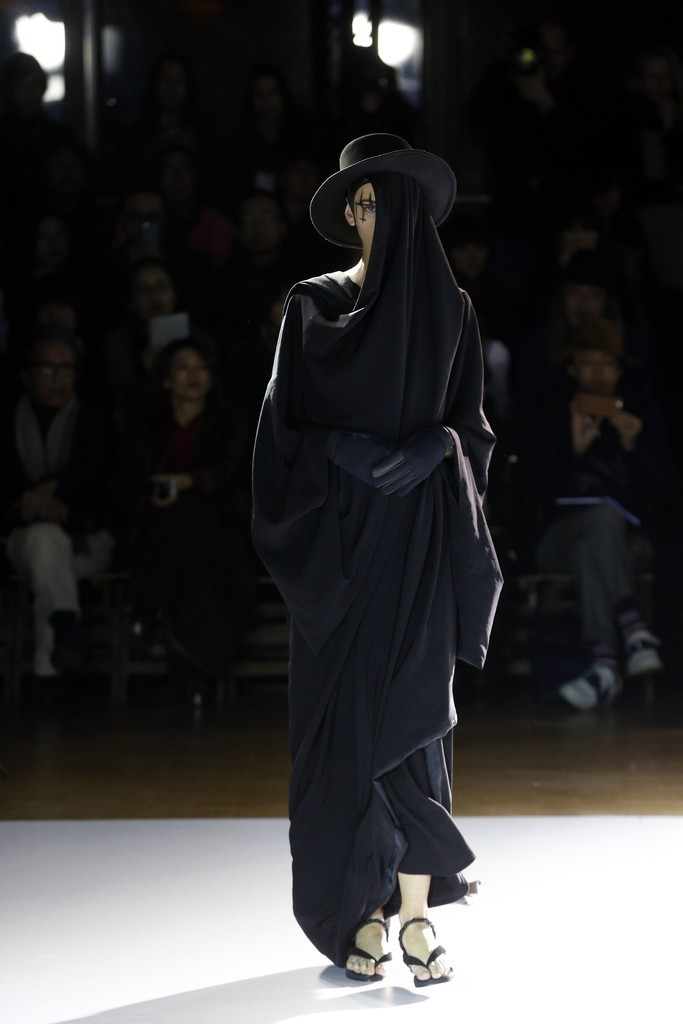 古代ギリシャに着想を得た一枚の布で見せる服、「ヨウジヤマモト」15/16秋冬