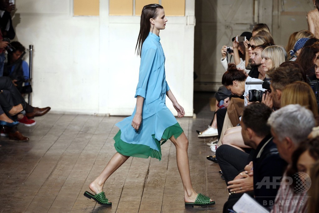 丁寧なテイラリングにプリーツで動きを、「セドリック・シャルリエ」15年春夏