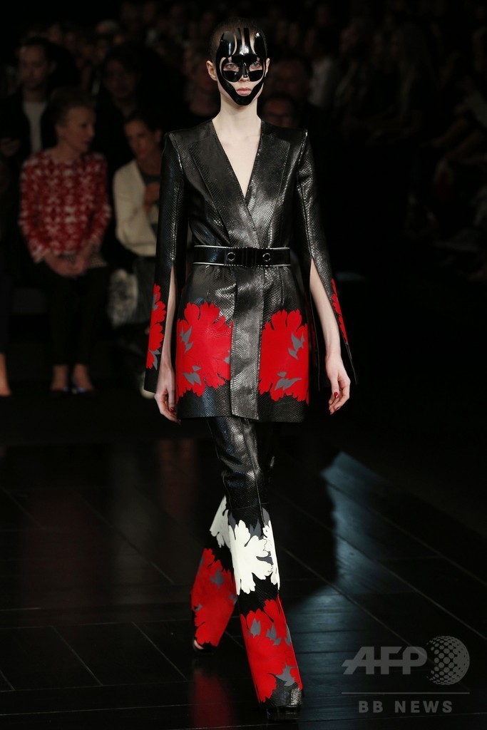 アンティークの着物をモチーフに、「アレキサンダー・マックイーン」15年春夏 