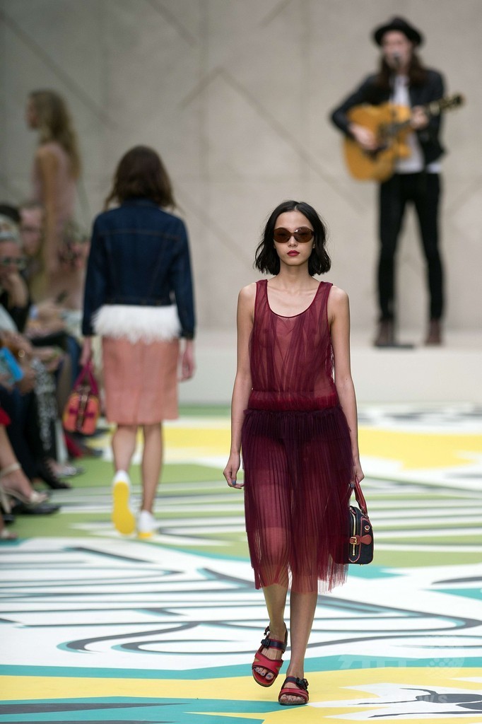 春の歓びを表現、「バーバリー プローサム」15年春夏