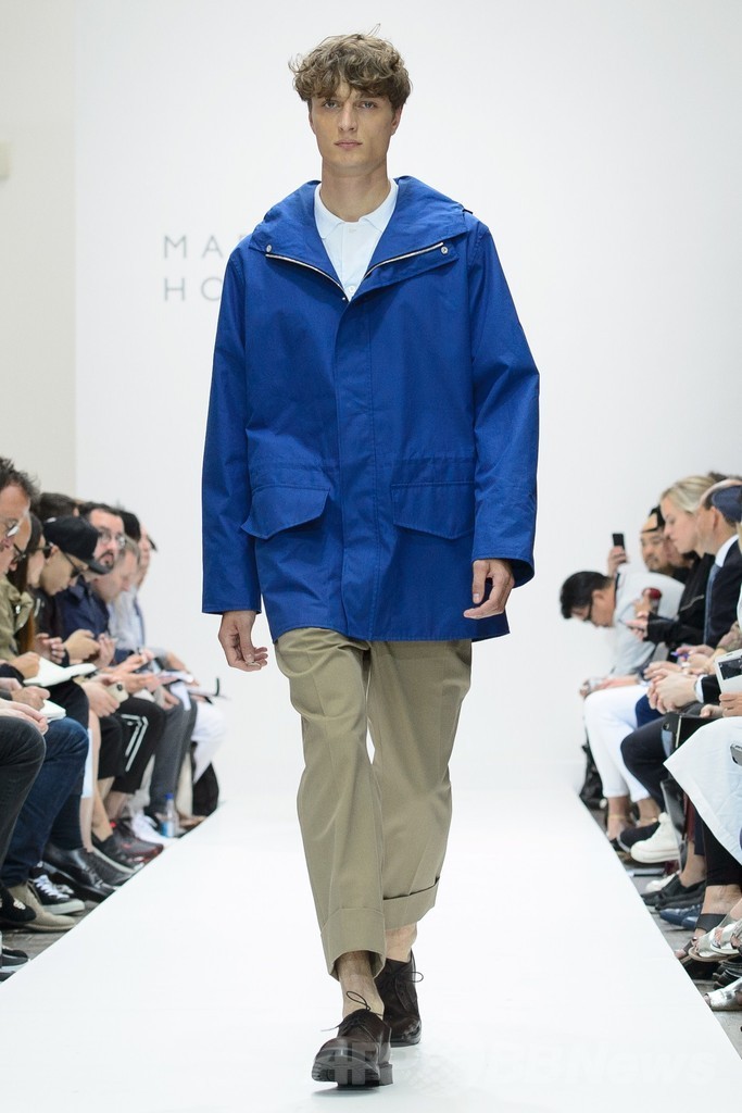 首元のスカーフ使いに注目、「マーガレット・ハウエル」15年春夏メンズ