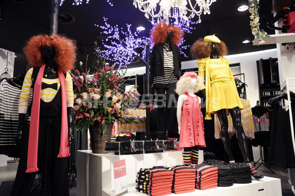 H&Mとソニア・リキエルのコラボウェア発売開始、パリに長蛇の列