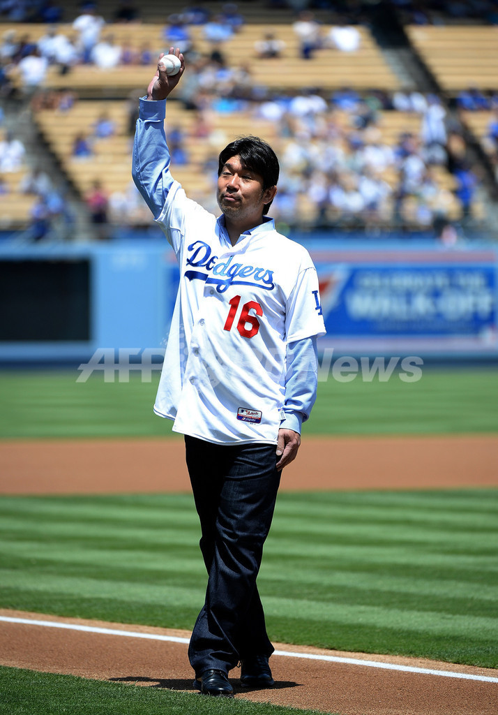 野茂英雄氏がドジャースタジアムで始球式 写真7枚 ファッション