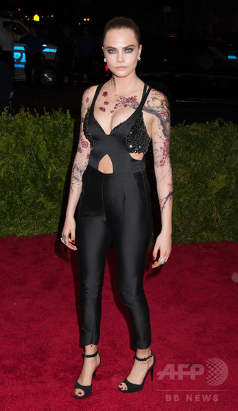 カーラ・デルヴィーニュ、METガラのボディーアートは完成までに11時間！