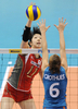 女子バレーボール、ワールドグランプリ2009（%%FIVB World Grand Prix 2009%%）決勝ラウンド、日本対オランダ。試合は日本がセットカウント3-0（25-22、25-18、25-22）で勝ち、初勝利を挙げた。写真はスパイクを放つ荒木絵里香（%%Erika Araki%%）。（2009年8月21日撮影）(c)AFP/KAZUHIRO NOGI