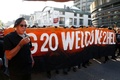ドイツ北部ハンブルクで行われた、主要20か国・地域（G20）に抗議するデモの現場で、たばこを吸う参加者（2017年7月6日撮影）。(c)AFP/Odd ANDERSEN