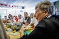 オランダ・アムステルダムの高齢者施設で料理教室を訪れたマキシマ王妃（中央、2023年9月27日撮影）。(c)Remko de Waal / ANP / AFP