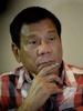 フィリピン南部ダバオのホテルで報道陣からの質問を聞くロドリゴ・ドゥテルテ氏（2016年5月9日撮影）。(c)AFP/NOEL CELIS