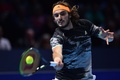 男子テニス、ATPワールドツアー・ファイナルズ6日目。リターンを打つステファノス・チチパス（2019年11月15日撮影）。(c)Glyn KIRK / AFP