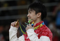 リオデジャネイロ五輪、体操男子個人総合決勝。金メダルを手に笑顔を見せる内村航平（2016年8月10日撮影）。(c)AFP/Thomas COEX