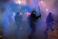 スペイン・バルセロナで、新型コロナウイルス対策の新たな規制に抗議するデモ隊と警察との衝突（2020年10月30日撮影）。(c)Josep LAGO / AFP