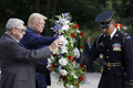 米バージニア州にあるアーリントン国立墓地の「無名戦士の墓」で献花式に参列するドナルド・トランプ前大統領（2024年8月26日撮影）。(c)Anna Moneymaker / GETTY IMAGES NORTH AMERICA / Getty Images via AFP
