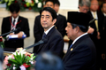 2007年8月20日、インドネシア大統領府で安倍晋三（Shinzo Abe）首相（中央）と共同記者会見を行うスシロ・バンバン・ユドヨノ（Susilo Bambang Yudhoyono）大統領（右）。(c)AFP/Bay ISMOYO