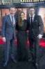 米ハリウッド（Hollywood）で開催の映画『GODZILLA』のプレミア上映会に出席したキャストの（左から）ブライアン・クランストン（Bryan Cranston）、エリザベス・オルセン（Elizabeth Olsen）、アーロン・テイラー・ジョンソン（Aaron Taylor-Johnson、2014年5月8日撮影）。(c)AFP/ROBYN BECK