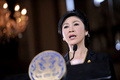 タイの首都バンコク（Bangkok）の首相官邸で記者会見するインラック・シナワット（Yingluck Shinawatra）首相（2013年11月28日撮影）。(c)AFP/Thai Government
