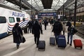 フィンランド・ヘルシンキの駅で、ロシア・サンクトペテルブルク発の高速列車「アレグロ」の運行停止前の最後の列車から降りた乗客（2022年3月27日撮影）。(c)Seppo Samuli / Lehtikuva / AFP