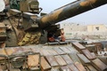 シリア首都ダマスカス近郊東グータに入った戦車の中からVサインを見せる政府軍の兵士（2018年3月4日撮影）。(c)AFP