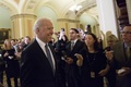 民主党上院指導部との非公開会合のため米連邦議会に到着したジョー・バイデン（Joe Biden）米副大統領。バイデン氏は「財政の崖」をめぐってミッチ・マコネル（Mitch McConnell）共和党上院院内総務との間で成立した合意を支持するよう上院民主党に働きかける（2012年12月31日撮影）。(c)AFP/Getty Images/Drew Angerer