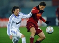 レアル・マドリードのガブリエル・エインセ（%%Gabriel Heinze%%）からチェックを受けながらもボールをキープするローマのフランチェスコ・トッティ（%%Francesco Totti%%）。(c)AFP/VINCENZO PINTO