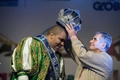 ブラジルのリオデジャネイロ（Rio de Janeiro）で開かれたイベントで2014年のサンバ・カーニバルのキング・モモ（King Momo）に選ばれ、王冠をかぶせてもらうウィウソン・ジーアス・ダコスタ・ネト（Wilson Dias da Costa Neto）さん（左、2013年11月8日撮影）。(c)AFP/YASUYOSHI CHIBA