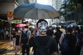 香港でガイ・フォークスの仮面を着用して抗議を行う人（2019年10月1日撮影）。(c)Yan ZHAO / AFP