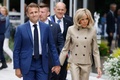 仏国民議会選挙第1回投票を終えたエマニュエル・マクロン大統領。右は妻のブリジット氏。北部ルトゥケで（2024年6月30日撮影）。(c)Ludovic MARIN / AFP