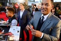米俳優ウィル・スミス（Will Smith）と息子のジェイデン・スミス（Jaden Smith）が1日、都内で行われた新作映画『アフター・アース（After Earth）』のPRイベントに出席した。地元の中学生と記念撮影をするなどし、イベントは大いに盛り上がった。同作は6月21日から全国で公開される（2013年5月1日撮影）。(c)AFP/Toru YAMANAKA
