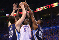 12-13NBAは5日、カンファレンス準決勝（7回戦制）が行われ、オクラホマシティ・サンダー（Oklahoma City Thunder）は93-91でメンフィス・グリズリーズ（Memphis Grizzlies）との初戦を制した。

メンフィス・グリズリーズのマルク・ガソル（Marc Gasol、左）とダレル・アーサー（Darrell Arthur、右）のダブルチーム・ディフェンスを受けるオクラホマシティ・サンダーのケンドリック・パーキンス（Kendrick Perkins、2013年5月5日撮影）。(c)AFP/Getty Images/NBAE/Layne Murdoch