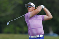 男子ゴルフ米国ツアー、カナディアン・オープン（RBC Canadian Open 2013）、2日目。9番でセカンドショットを打つハンター・メイハン（Hunter Mahan、2013年7月26日撮影）。(c)AFP/Getty Images/Hunter Martin