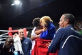 リオデジャネイロ五輪、ボクシング男子スーパーヘビー級決勝を制し、パートナーのエステル・モスリ（右から2人目）と抱き合うトニー・ヨカ（2016年8月21日撮影）。(c)AFP/Yuri CORTEZ