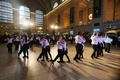 米ニューヨーク（New York）のグランド・セントラル駅（Grand Central Terminal）で1日、駅の開業100周年を祝うイベントが行われた。

100年の節目を祝い、駅舎内の店舗は商品を1913年当時の価格で販売。コーヒーは5セント（約4.6円）、靴磨きは10セント（約9.2円）で提供された。

1913年2月2日に開業した同駅は、70年代には解体の危機にも直面したが、現在は1日当たり約75万人が利用する国内最大規模の交通ハブになっている。ボザール建築の外観を誇る駅舎は、市内ではタイムズスクエア（Times Square）に次ぐ人気観光名所だ。

写真は、祝賀イベントで社交ダンスを披露する「ダンシング・クラスルームズ（Dancing Classrooms）」所属の若いダンサーたち（2013年2月1日撮影）。(c)AFP/Getty Images/Mario Tama