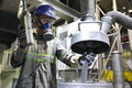 工場内で生産作業を行う英威高級セラミック（鞍山）の従業員（2020年4月23日撮影）。(c)Xinhua News