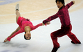10-11フィギュアスケートGPシリーズ第3戦、中国杯（ISU Grand Prix of Figure Skating Cup of China 2010）ペア・フリースケーティング（FS）。合計177.50点で優勝した中国のホウ清（Qing Pang、左）とトウ健（Jian Tong、右）。（2010年11月6日撮影）(c)AFP/PETER PARKS