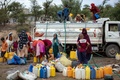 イエメン・タイズで水の配給を受ける人々（2021年8月26日撮影、資料写真）。(c)AHMAD AL-BASHA / AFP