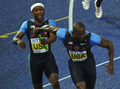 第12回世界陸上ベルリン大会（%%12th IAAF World Championships in Athletics Berlin%%）男子4×100メートル予選。日本は38秒53を記録し、トリニダード・トバゴに次ぐ1組2位で5大会連続の決勝進出を決めた。

　前回優勝の米国は2組1位だったが、第3走のショーン・クロフォード（%%Shawn Crawford%%）からダービス・パットン（%%Darvis Patton%%）へのバトン受け渡しが規定の範囲を越えていたため、失格処分となった。写真はチームメイトのショーン・クロフォードにバトンを渡す米国のマイケル・ロジャース（%%Michael Rogers%%、左）。（2009年8月21日撮影）(c)AFP/JOHN MACDOUGALL