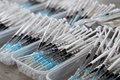 英ロンドン東部カナリーワーフで、新型コロナウイルスワクチン接種のボランティア講習会で使用するため準備された注射器（2021年1月30日撮影）。(c)JUSTIN TALLIS / AFP