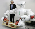 2007年11月27日、都内の早稲田大学（Waseda University）の研究所で公開された人間型介助ロボット「TWENDY-ONE」。(c)AFP/Yoshikazu TSUNO
