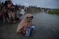 ナフ川を渡るロヒンギャ難民（2017年10月9日撮影）。(c)AFP/Fred Dufour