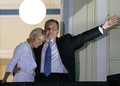 2007年9月16日、ギリシャ総選挙の勝利を祝うコスタス・カラマンリス（Costas Karamanlis）首相とNatasa夫人。(c)AFP/Takis Takatos