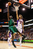 09-10NBA、フェニックス・サンズ（%%Phoenix Suns%%）対ボストン・セルティックス（%%Boston Celtics%%）。試合はサンズが116-98で勝利した、敗れたセルティックスは3連敗。写真はサンズのロビン・ロペス（%%Robin Lopez%%）のブロックをかわしてシュートを放つセルティックスのケンドリック・パーキンス（%%Kendrick Perkins%%、左）。（2009年12月30日撮影）(c)AFP/Getty Images/Christian Petersen
