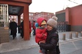 中国・北京で、男の襲撃があった西城区の小学校のそばを通る親子（2019年1月8日撮影）。(c)Greg Baker / AFP