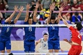 パリ五輪、バレーボール男子準々決勝、イタリア対日本。スパイクを打つ宮浦健人（右、2024年8月5日撮影）。(c)Miguel MEDINA / AFP