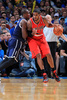 13-14NBA、オクラホマシティ・サンダー（Oklahoma City Thunder）対ポートランド・トレイルブレイザーズ（Portland Trail Blazers）。オクラホマシティ・サンダーのセルジ・イバカ（Serge Ibaka、左）とマッチアップするポートランド・トレイルブレイザーズのラマーカス・オルドリッジ（LaMarcus Aldridge、2013年12月31日撮影）。(c)AFP/Getty Images/NBAE/Layne Murdoch