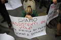 イタリアのミラノ（Milan）で、企業グループと労組の協議中に行われたデモに参加したアリタリア（Alitalia）航空の従業員（2008年9月18日撮影）。(c)AFP/DAMIEN MEYER